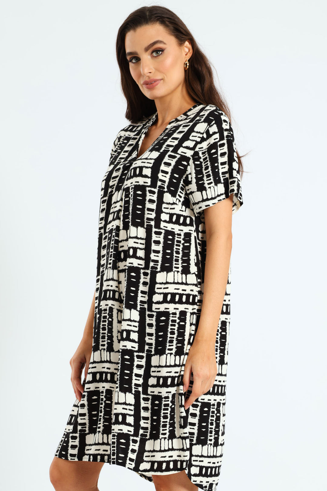 Pleat Front Mandarin Collar Shift Dress - Black/White