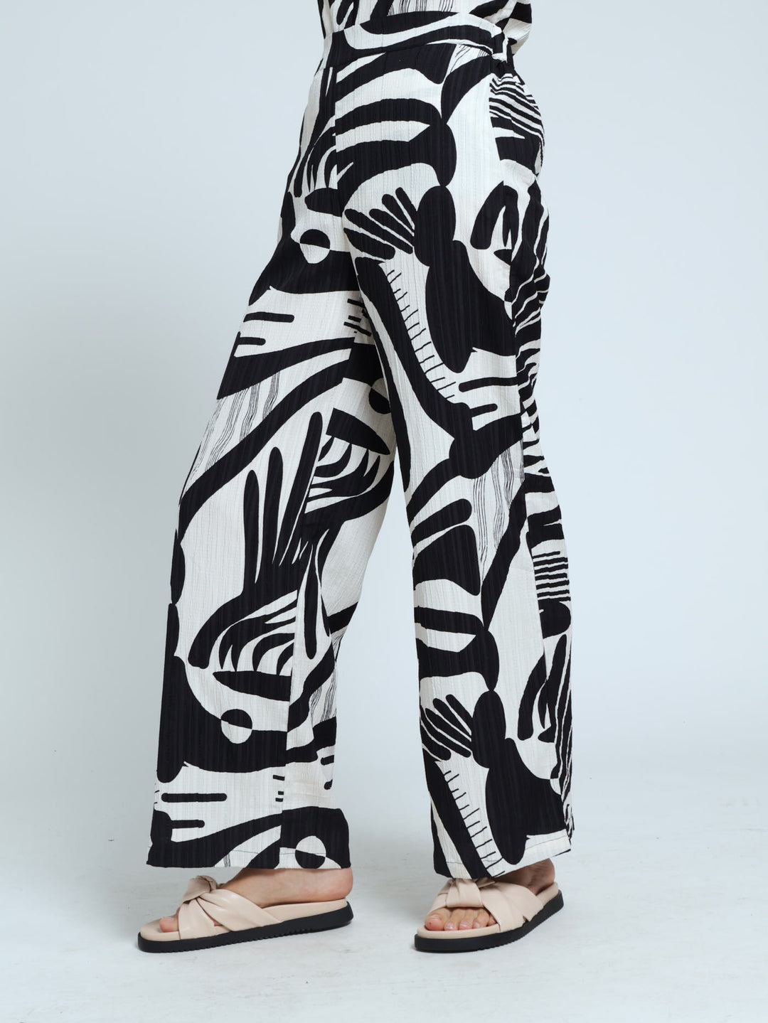 Textured Plisse Wide Leg Pant - Black/White