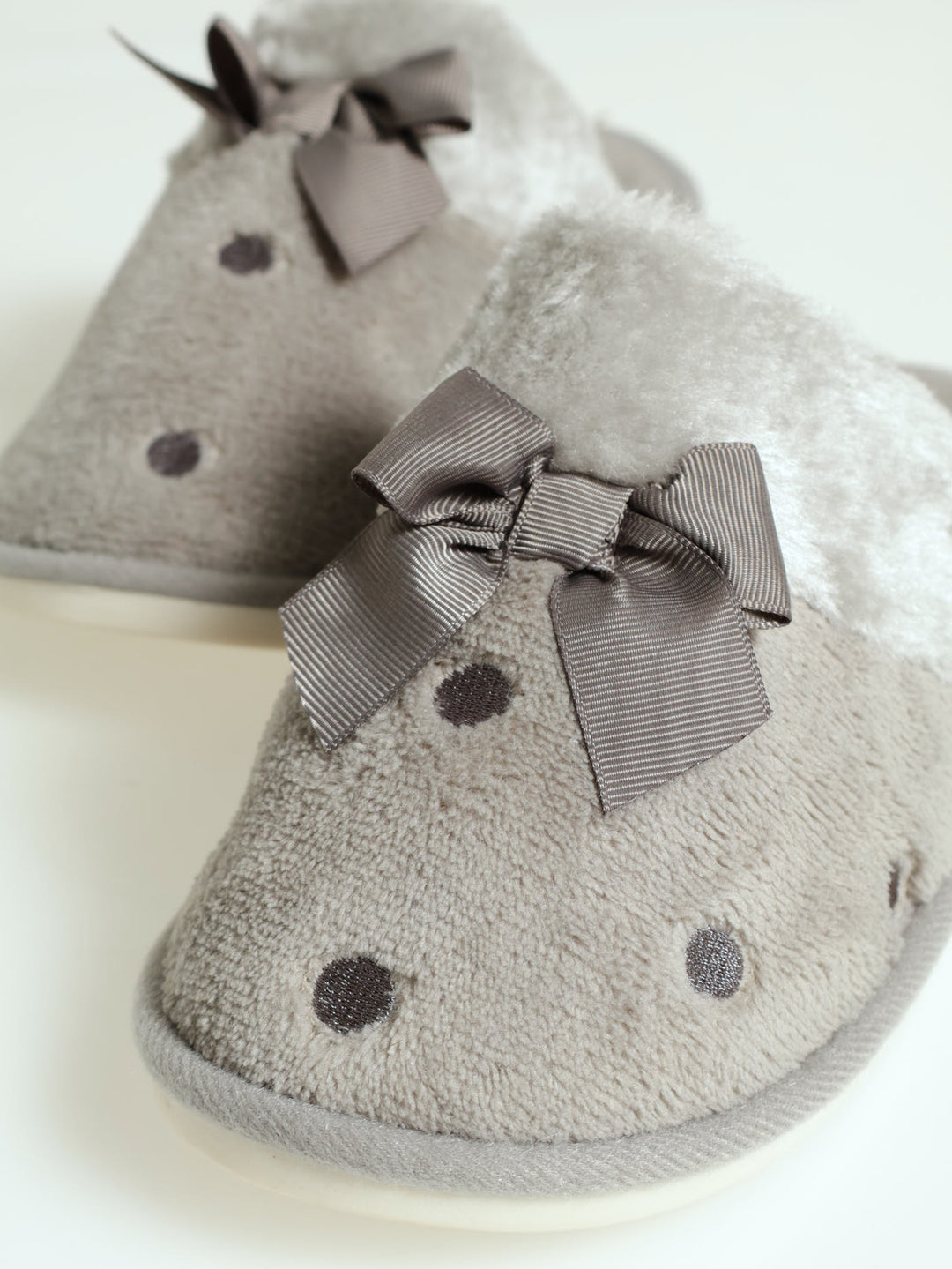 Polka Dot Closed Toe Slipper With Bow - Light Grey