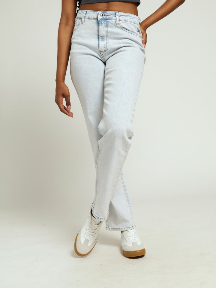 Regular Rise Straightleg Comfort Jean - Salty Light Wash