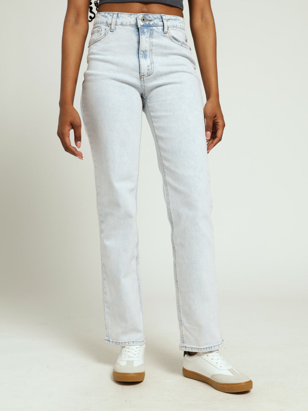 Regular Rise Straightleg Comfort Jean - Salty Light Wash