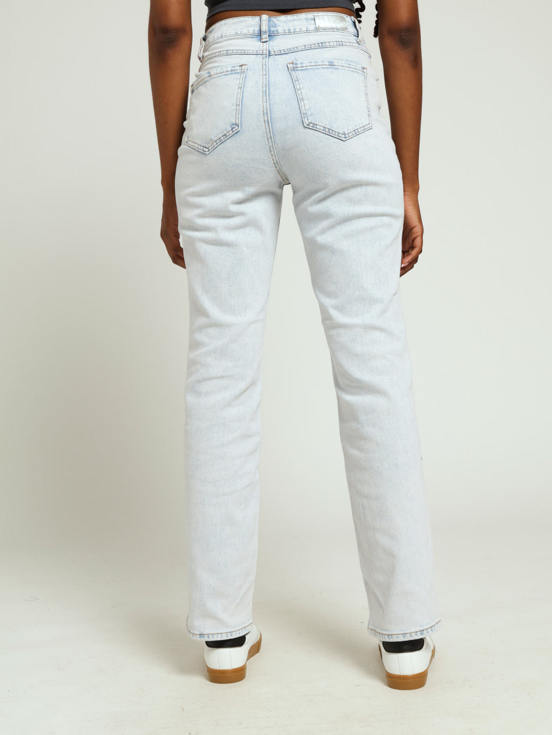 Regular Rise Straightleg Comfort Jean - Salty Light Wash