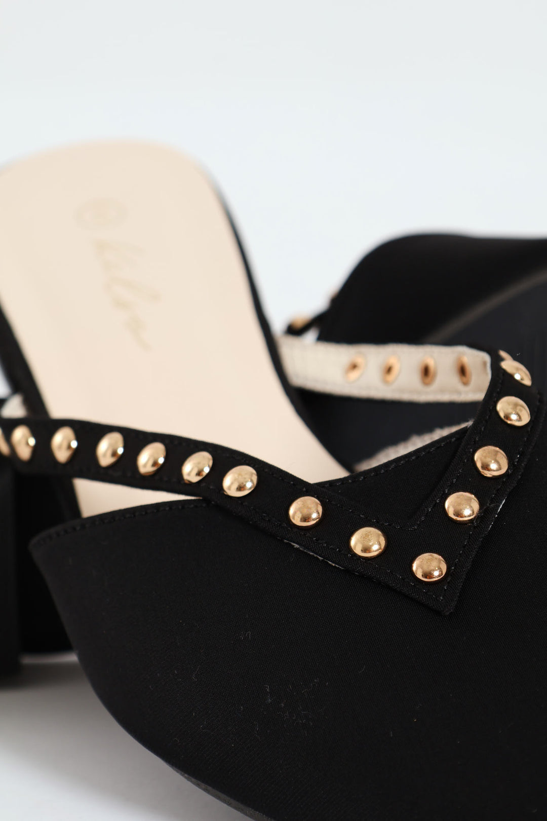 V Cut Pearl Push In Pointy Pump - Black