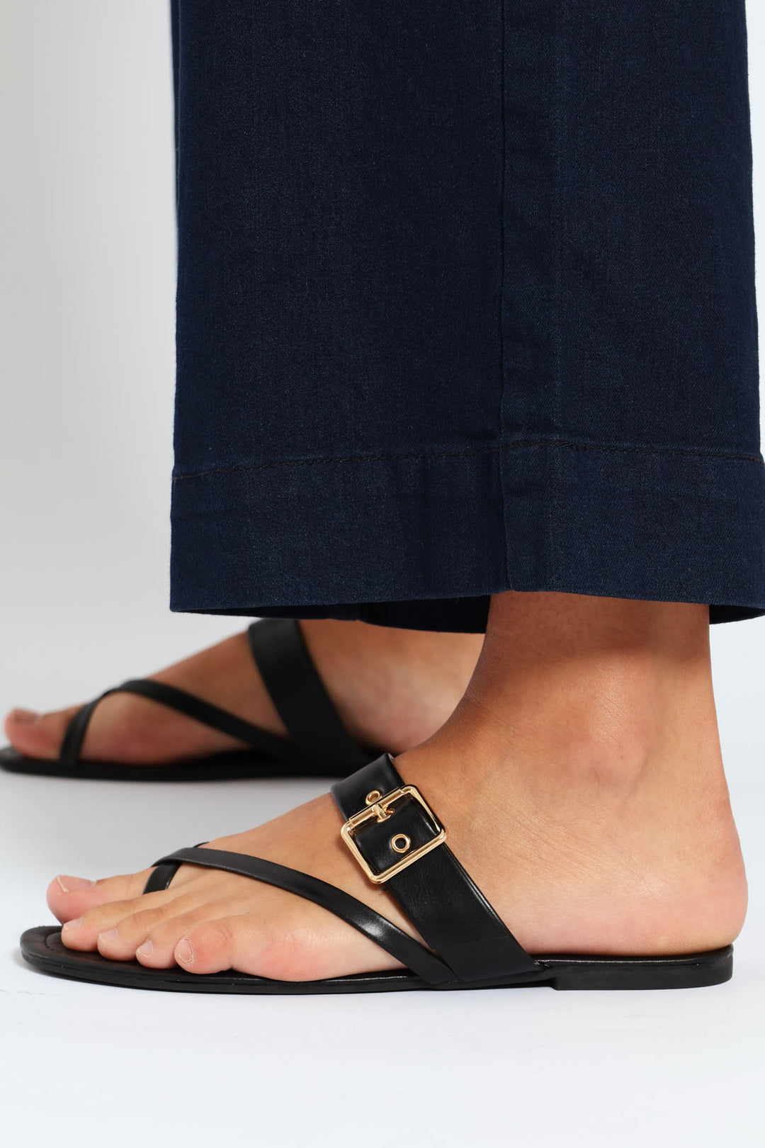 Buckle Detail Toe Post Sandal - Black