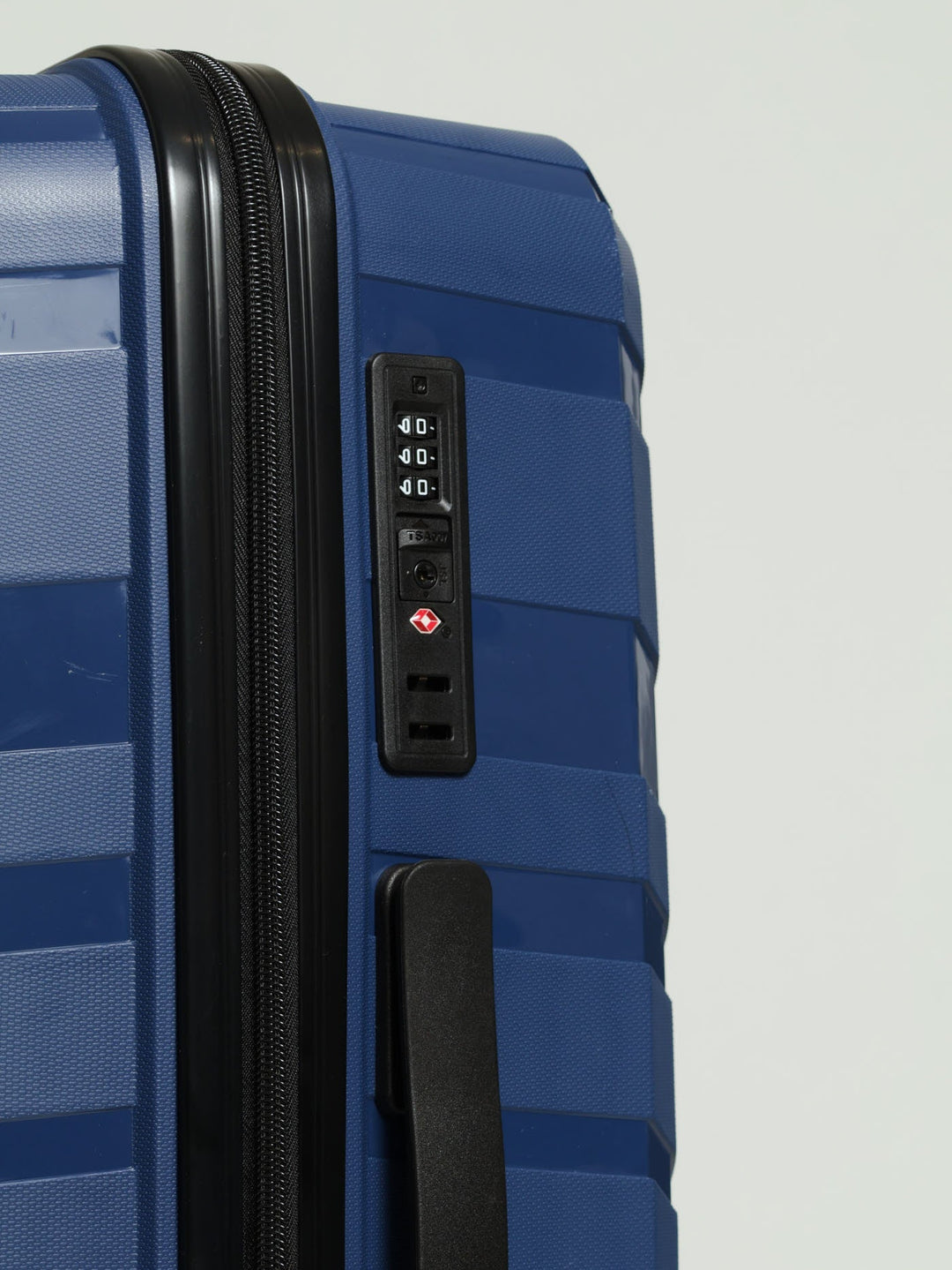 Java 4-Wheel Spinner Luggage - Navy