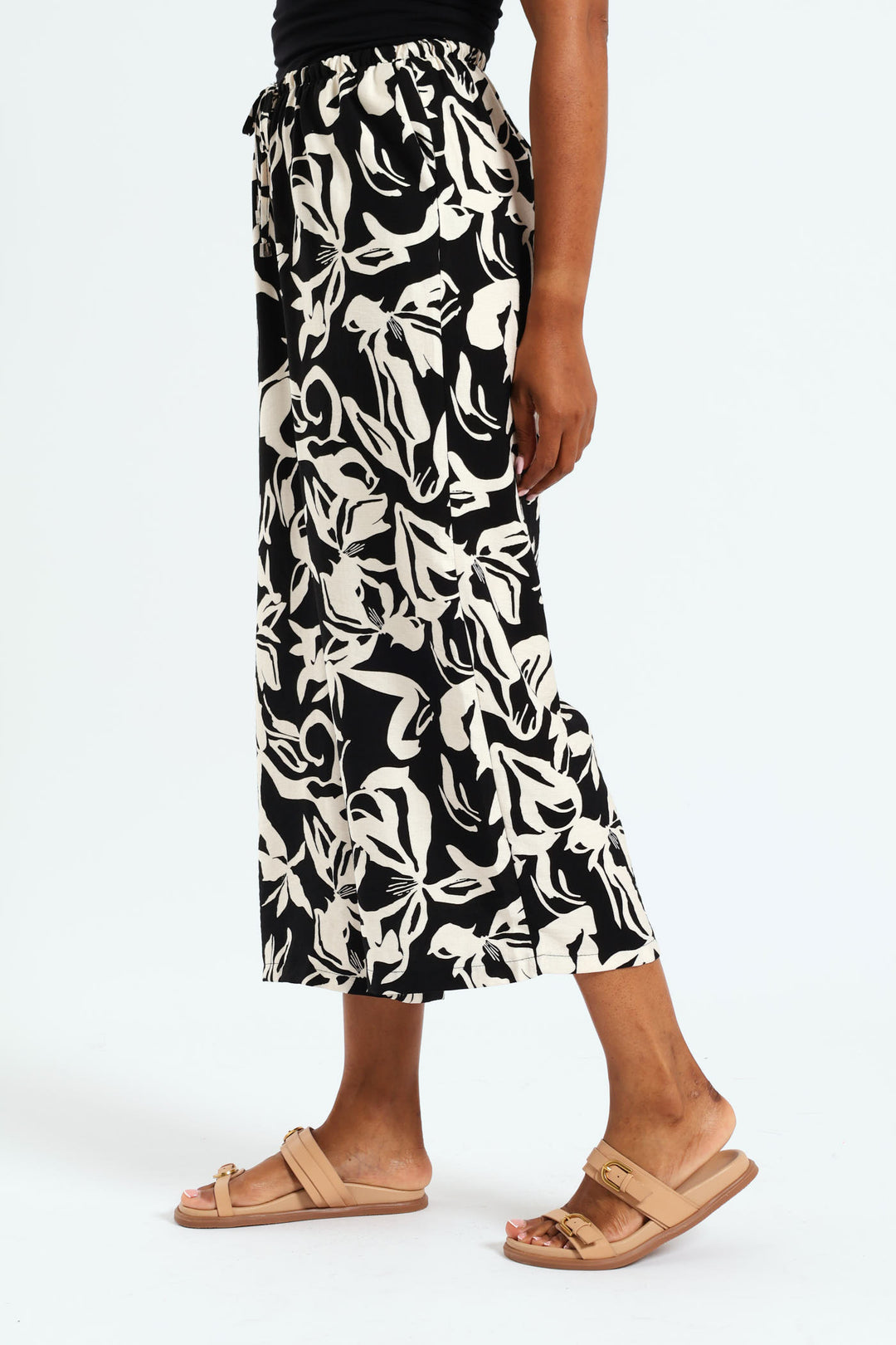 Printed Pull On Linen Capri Pants - Black/Beige