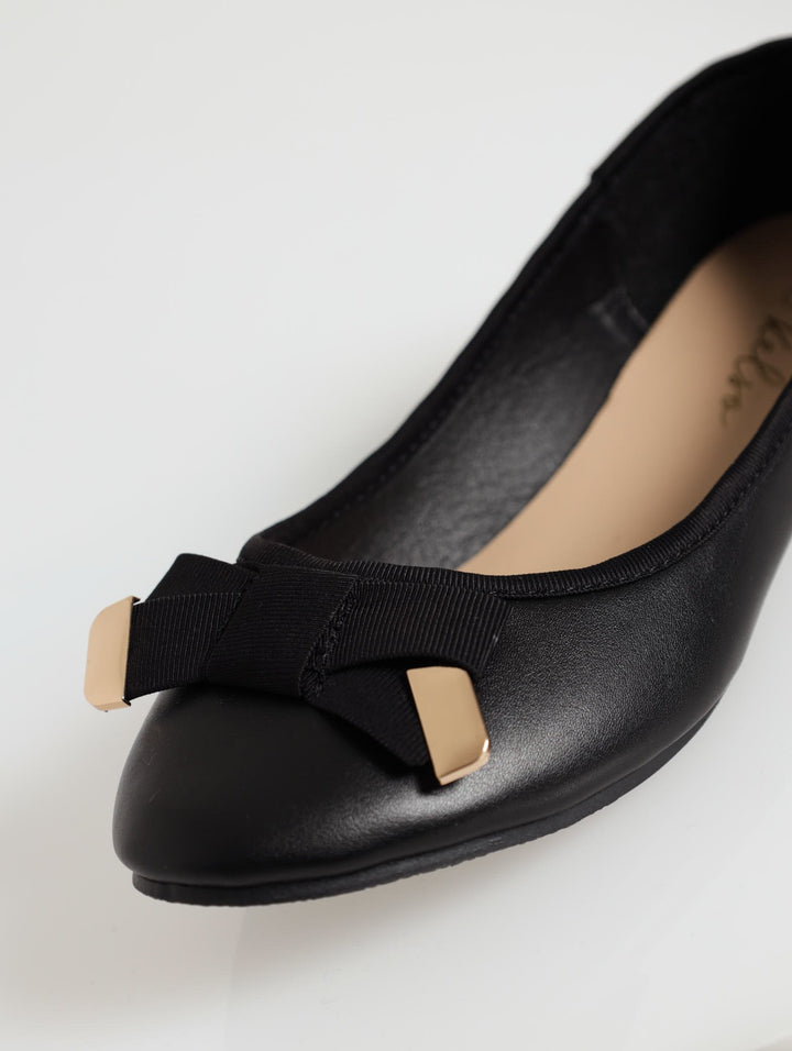 Round Toe Pump With Metal End Flat Bow - Black