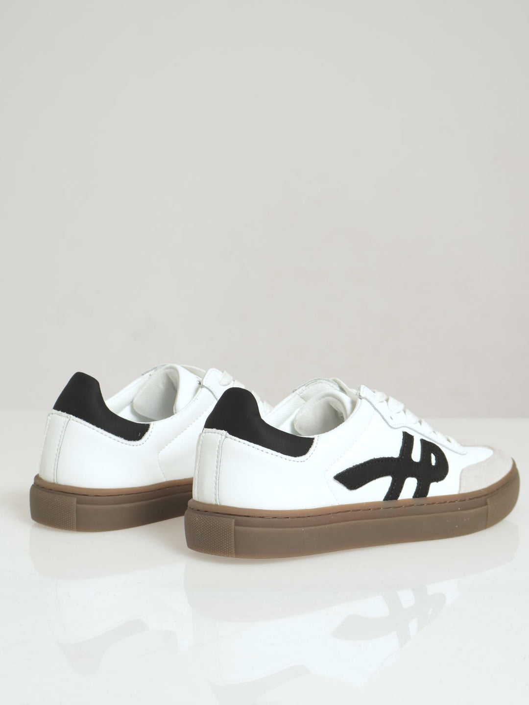 Basic Sneaker - White/Black