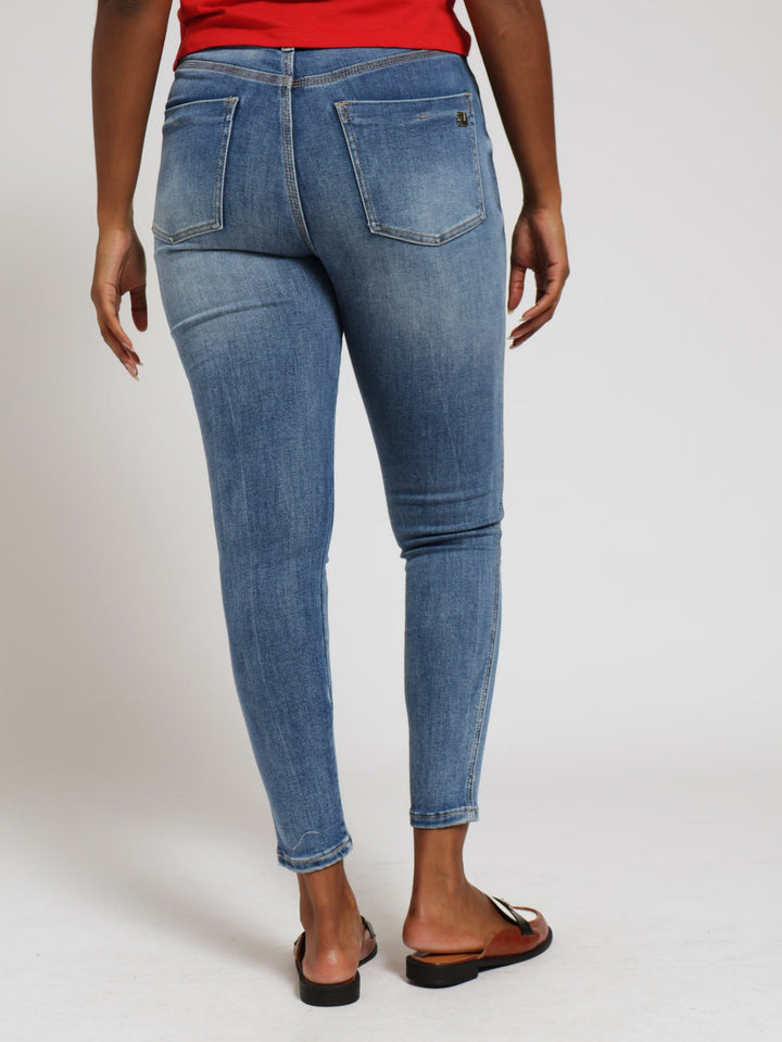 Eva Curvy Jean - Light Wash