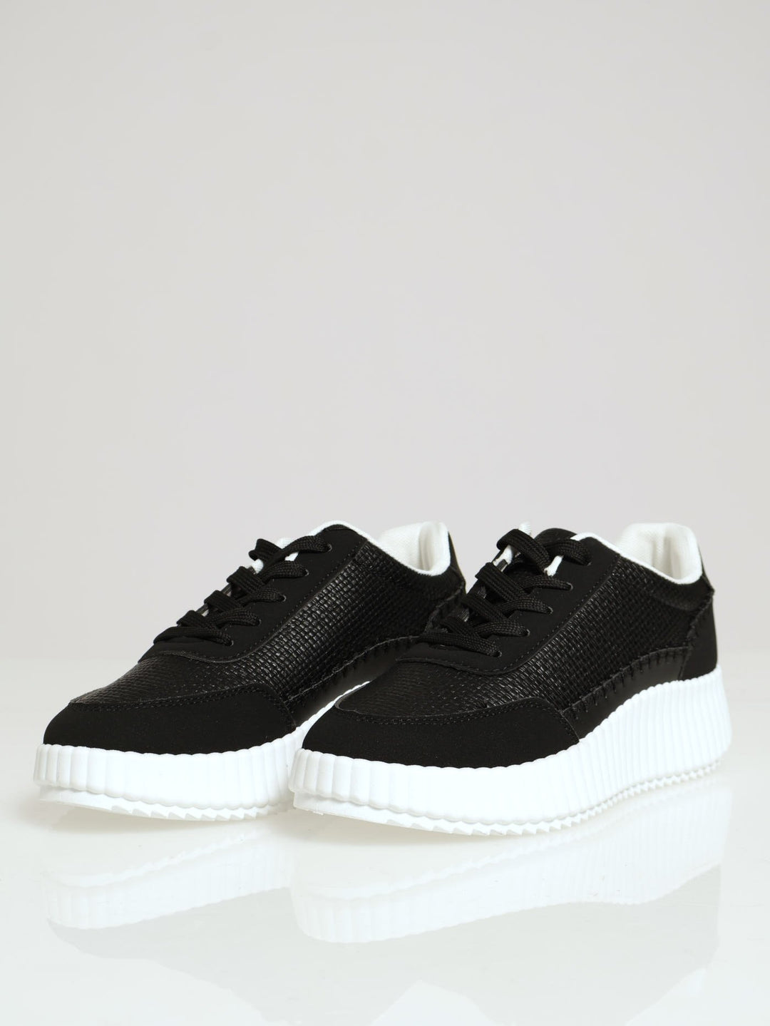 Platform Retro Lace Up Sneaker - Black